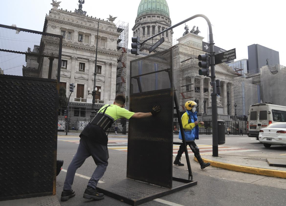 Empleados del gobierno porteño retiran las vallas que se habían instalado en el perímetro del Congreso, Agencia NA