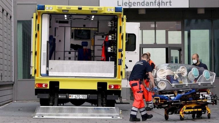 Los paramédicos cargan una camilla en una ambulancia que transportó al líder de la oposición rusa Navalny al Complejo Hospitalario Charite Mitte de Berlín, donde el opositor recibe tratamiento médico, REUTERS 