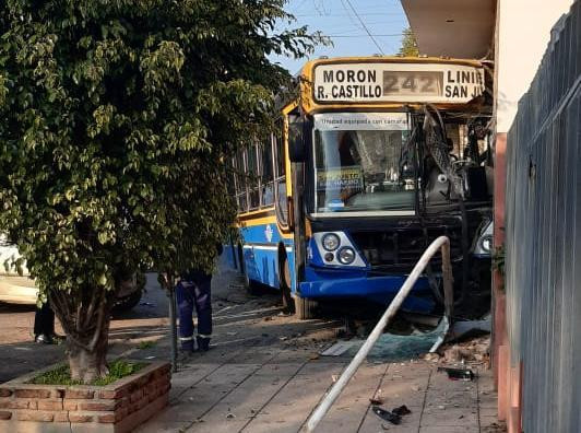 Delincuente robó un colectivo con un arma de juguete y chocó contra el frente de una casa, foto exclusiva DIARIO 26