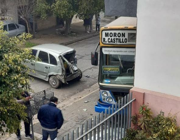 Delincuente robó un colectivo con un arma de juguete y chocó contra el frente de una casa, foto exclusiva DIARIO 26