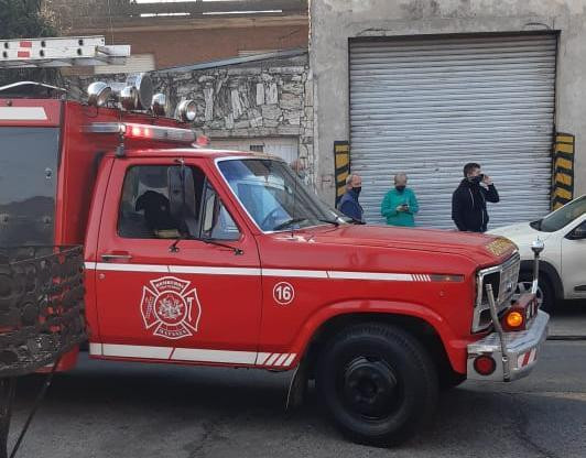 Delincuente robó un colectivo con un arma de juguete y chocó contra el frente de una casa, foto exclusiva DIARIO 26