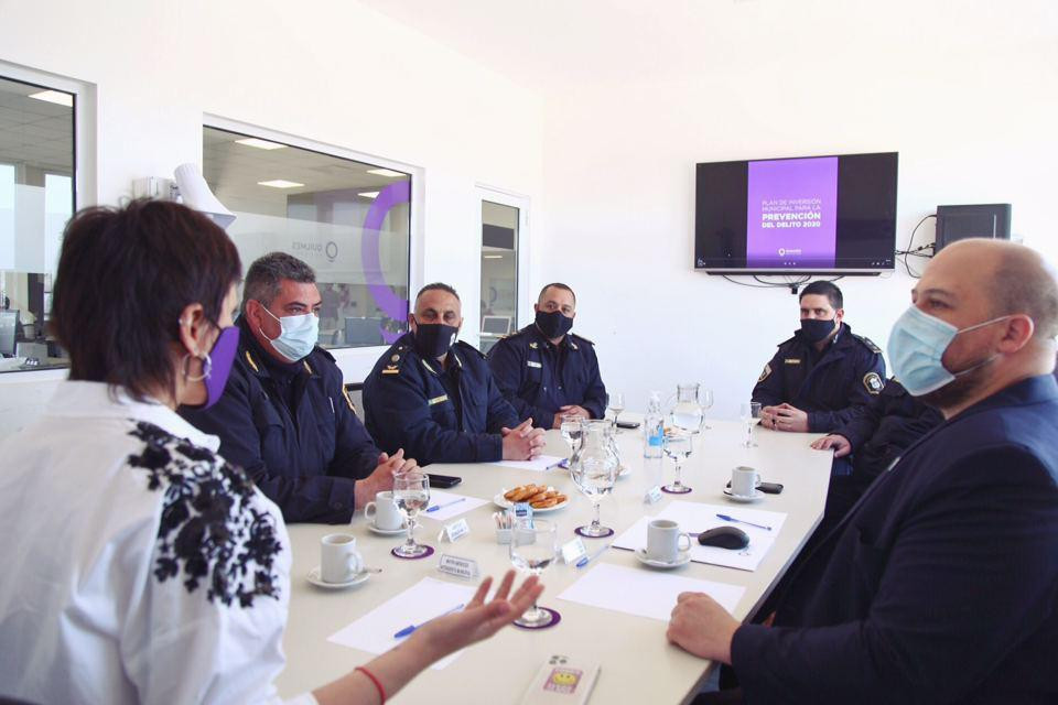 Mayra Mendoza presentó 10 nuevas patrullas urbanas para la prevención del delito