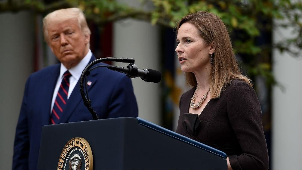 Donald Trump junto a Amy Coney