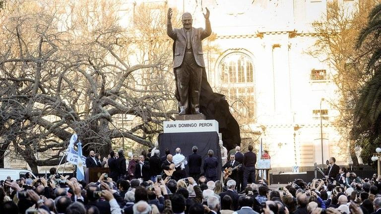 Monumento a Perón en el bajo porteño