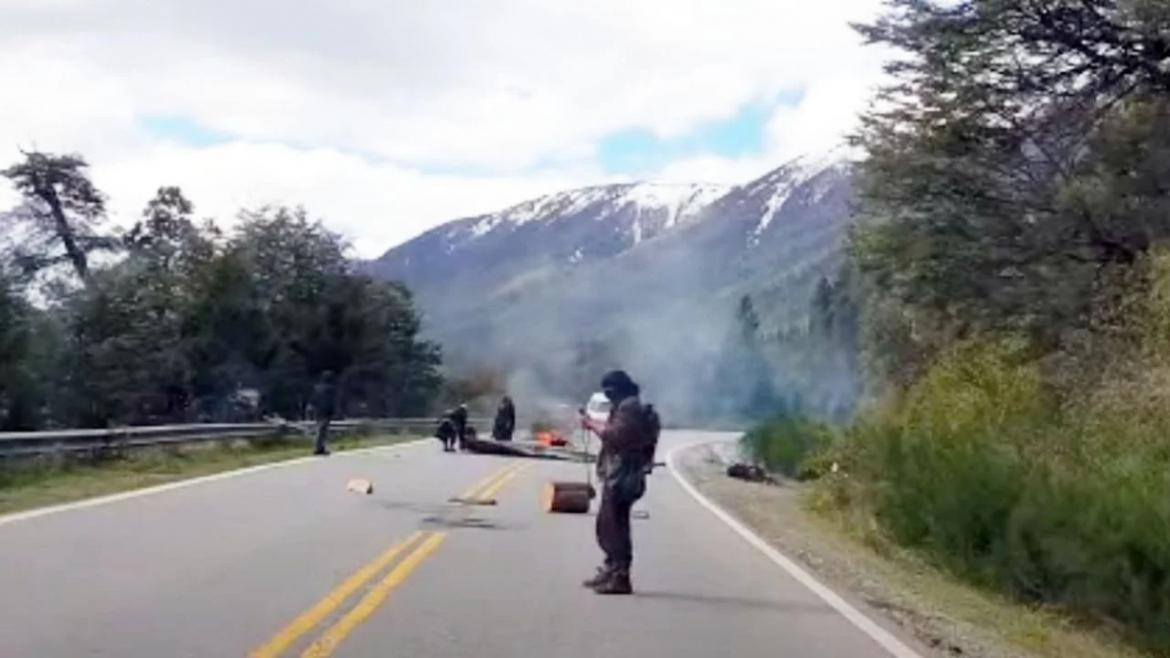 Toma de tierras en El Foyel, corte de ruta, Foto Mejor Informado