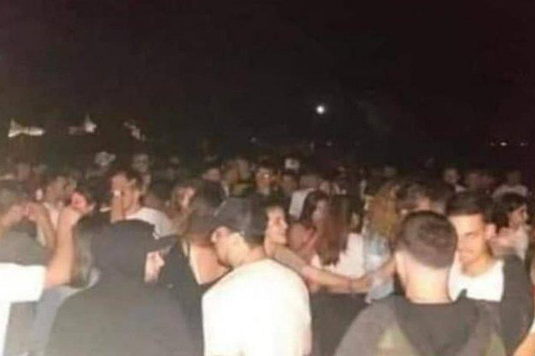 Un grupo de jóvenes realizaron una fiesta clandestina en un cementerio y se sacaron fotos con los ataúdes