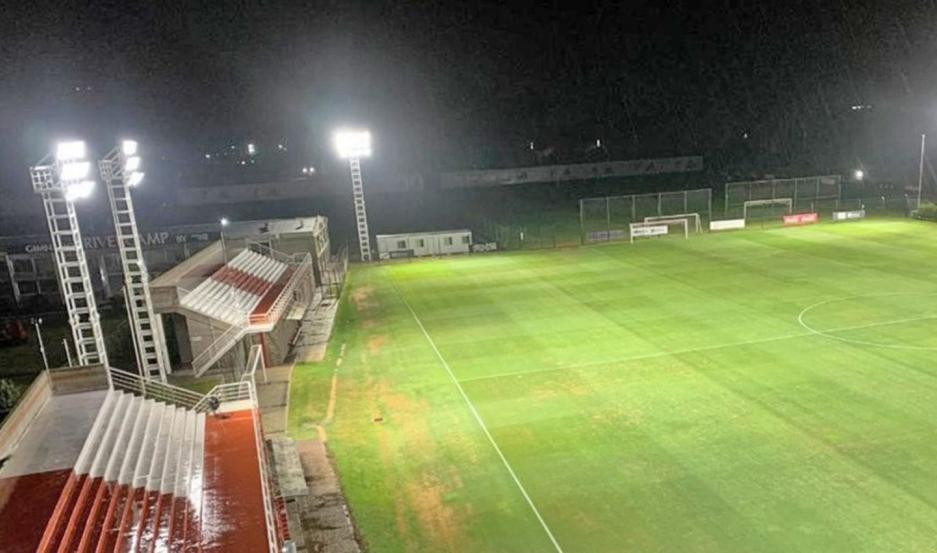 River Camp Cancha de noche