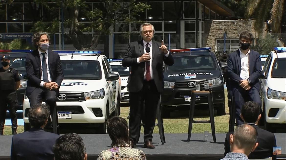 Alberto Fernández y Axel Kicillof en la entrega de móviles policiales en Lomas de Zamora