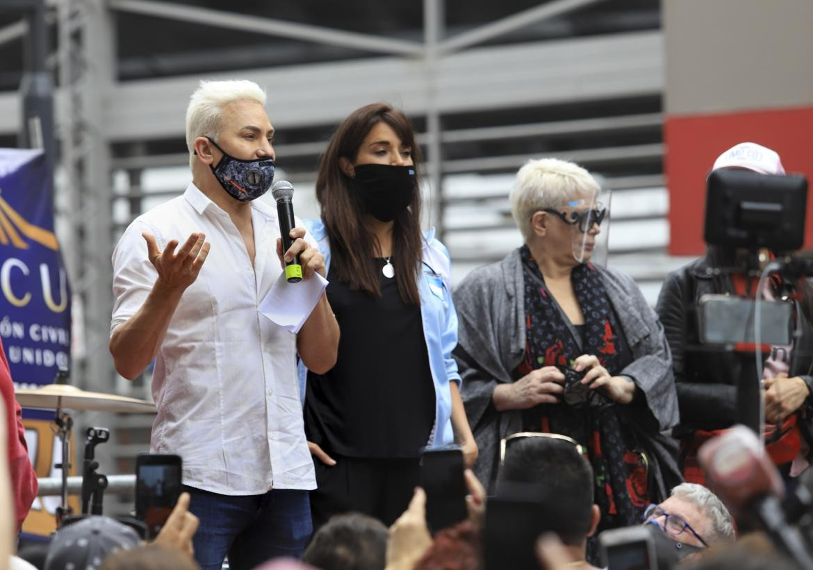 El bailarín, coreógrafo y productor Flavio Mendoza convocó a una protesta en la puerta del teatro Broadway para poder recibir al público respetando los protocolos sanitarios, NA