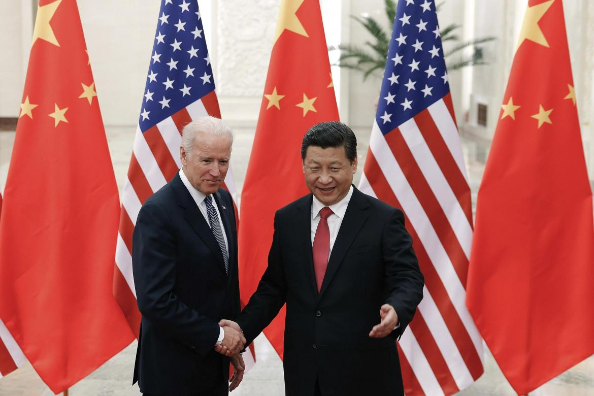 Biden y Xi Jinping saludo en 2013