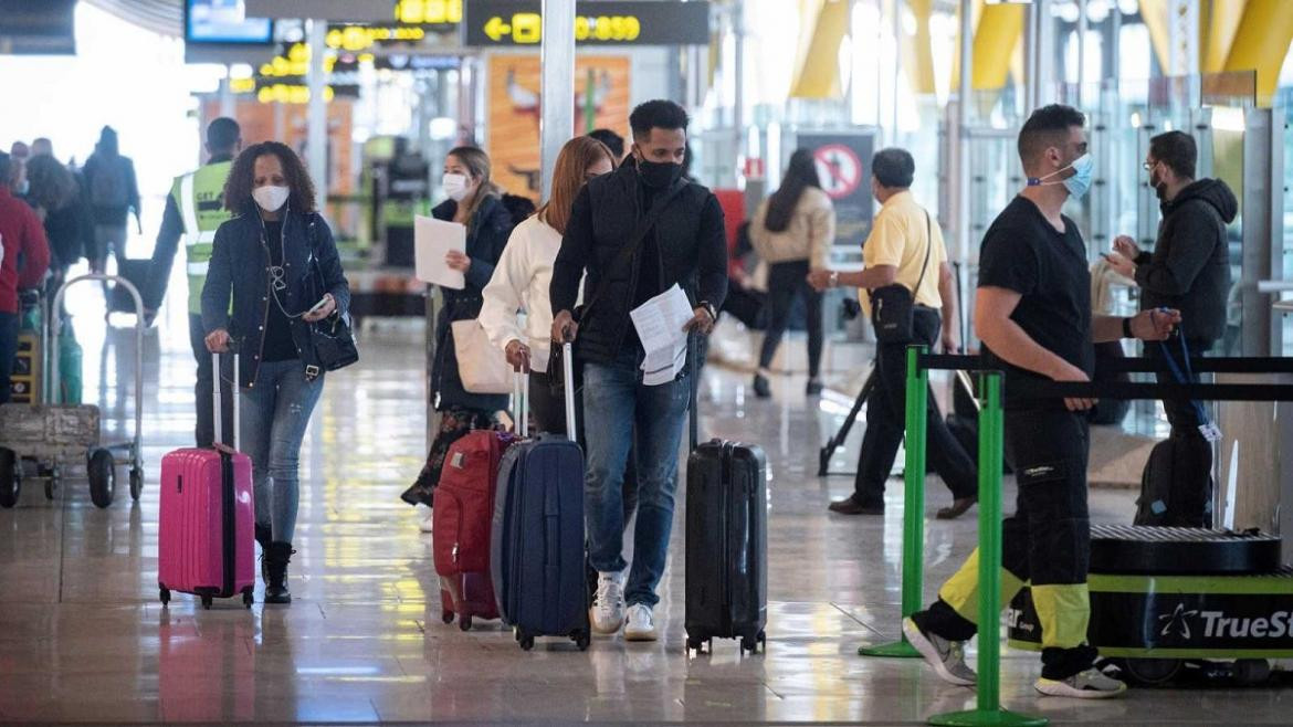 Pasajeros aeropuerto de Barajas en Madrid