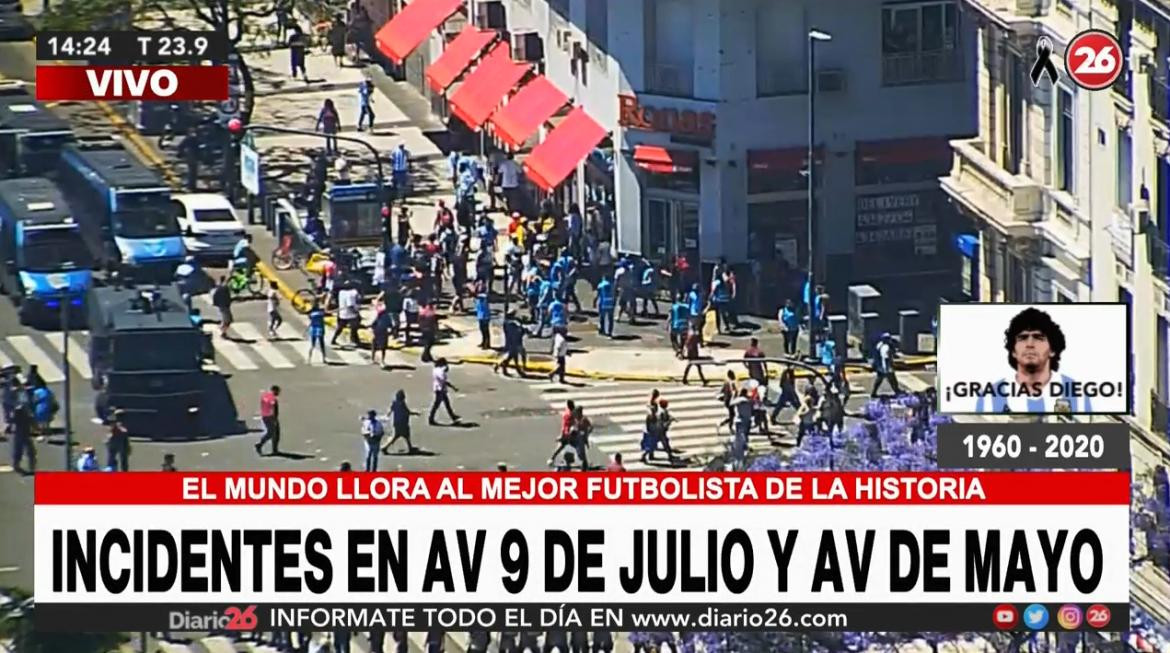 Incidentes en avenida 9 de julio con gente que quedó sin poder entrar al velatorio de Maradona, Canal 26	