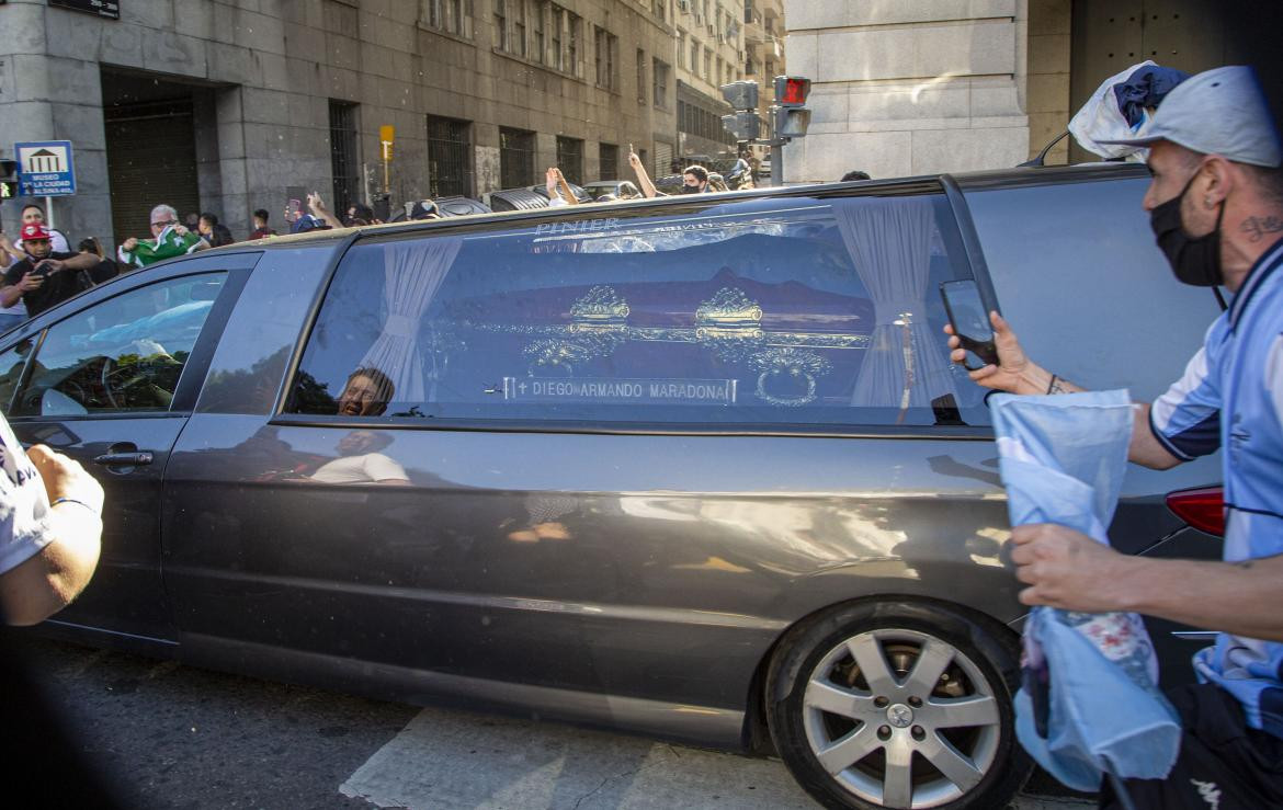 El coche fúnebre que traslada los restos de Diego Armando Maradona se retira de Casa Rosada hacia el Cementerio de Bella Vista. FOTO NA