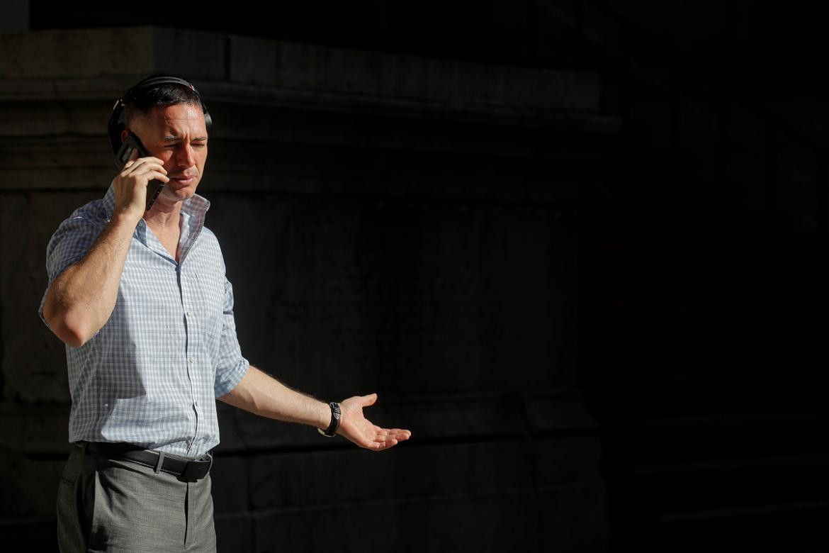 Hombre hablando por teléfono, Reuters.