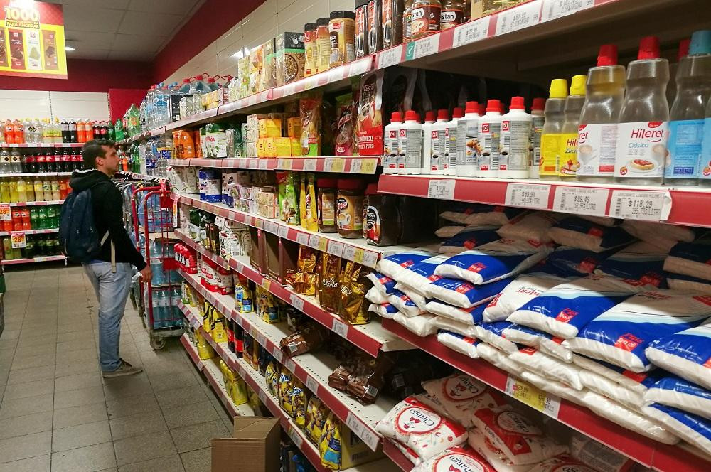 Supermercado, productos en góndola, compras, NA