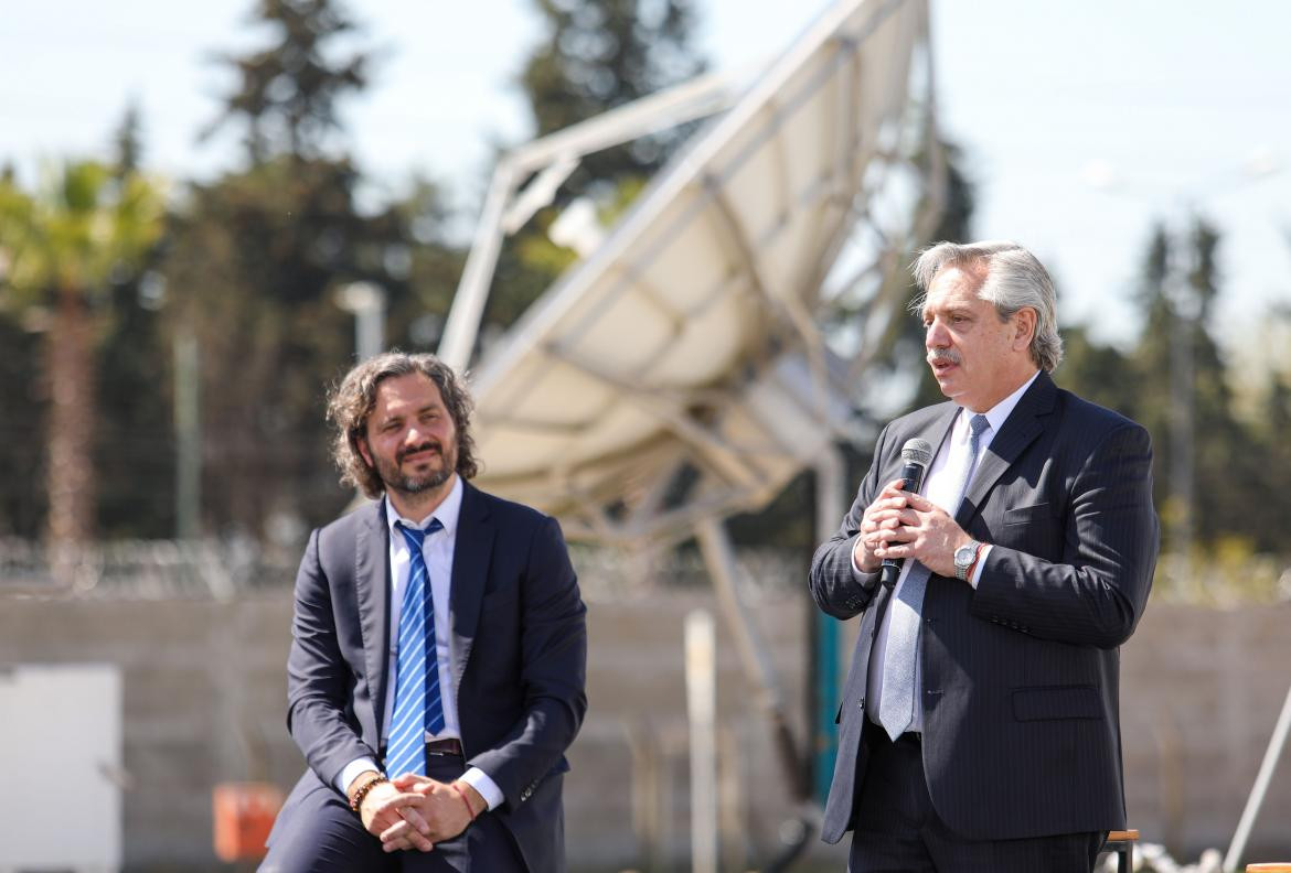 Acto en ARSAT, el presidente Alberto Fernandez y el ministro de economía Santiago Cafiero, NA