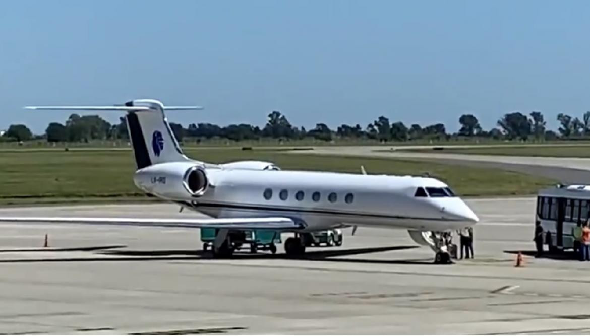 Avión de Messi aterrizando en Rosario