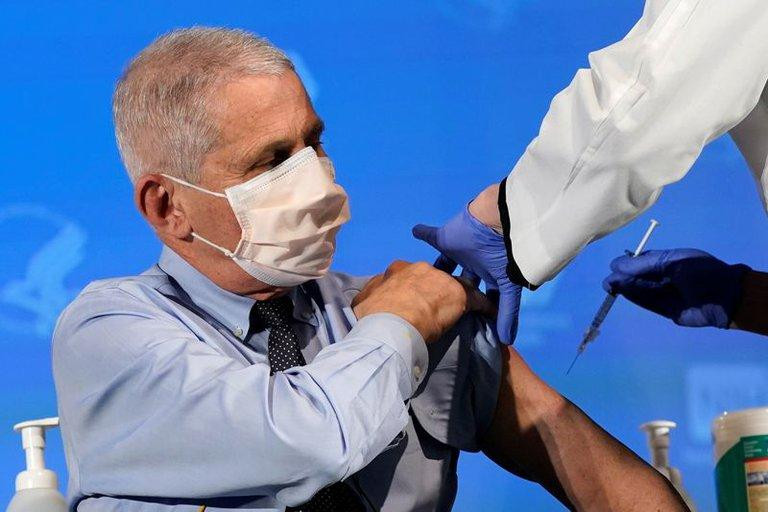 Anthony Fauci preparándose para recibir la vacuna de Moderna para el coronavirus en Bethesda. Patrick Semansky via REUTERS