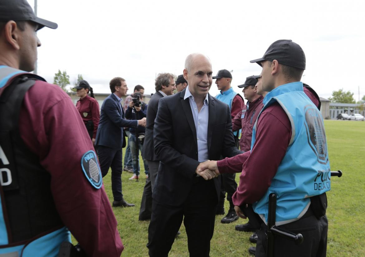 Horacio Rodríguez Larreta junto a policías de la ciudad.