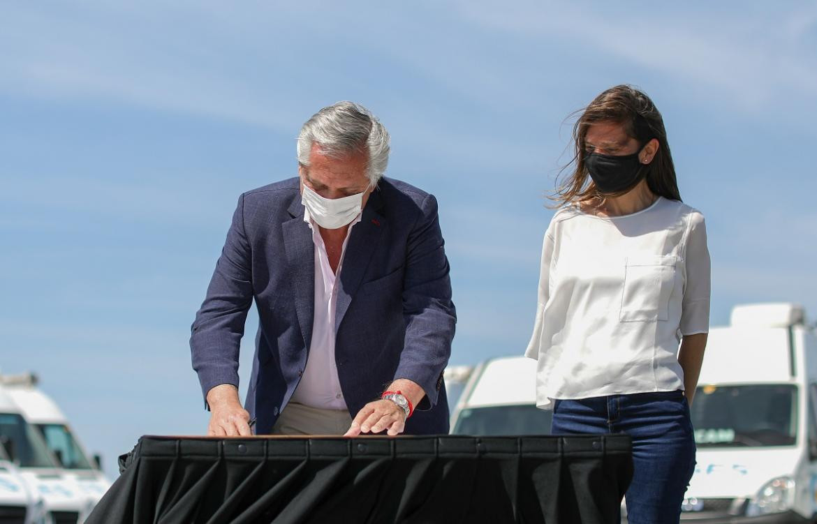 Alberto Fernández, firma de ajuste a jubilados, Foto NA