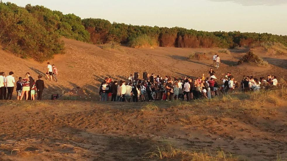 Fiesta ilegal en la playa en Claromecó