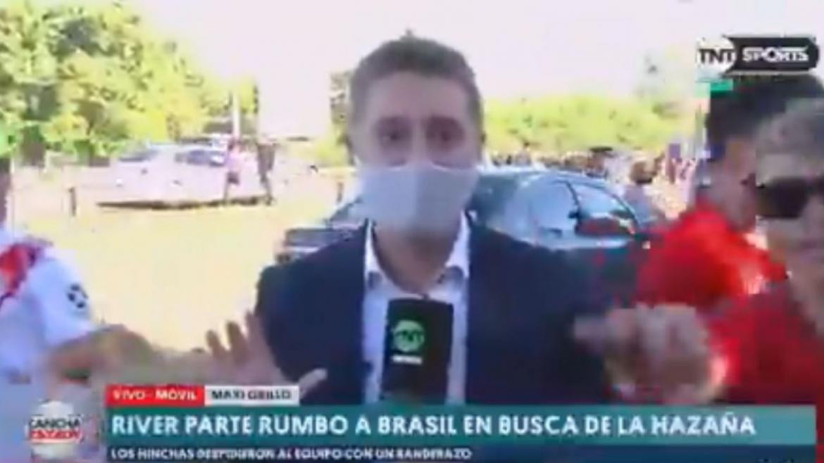 Le robaron el teléfono a un periodista mientras narraba en vivo el banderazo de River