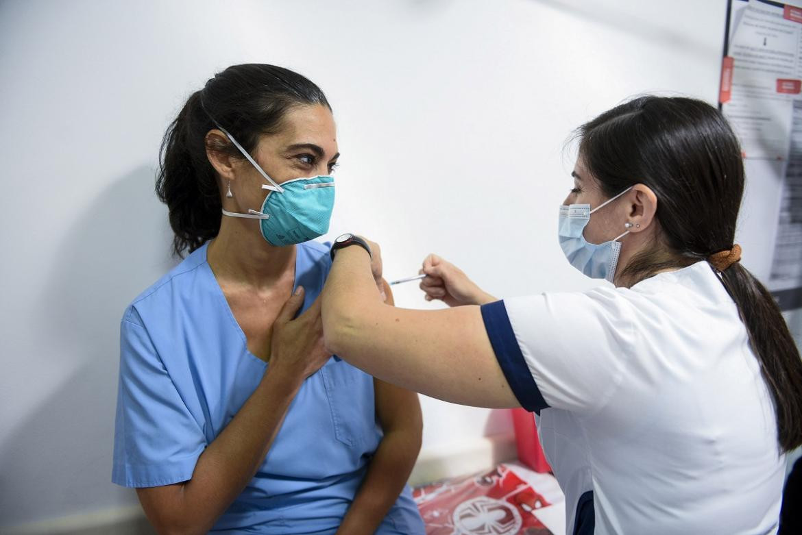 Personal de salud recibe la vacuna Sputnik v, argentina. Foto: NA.