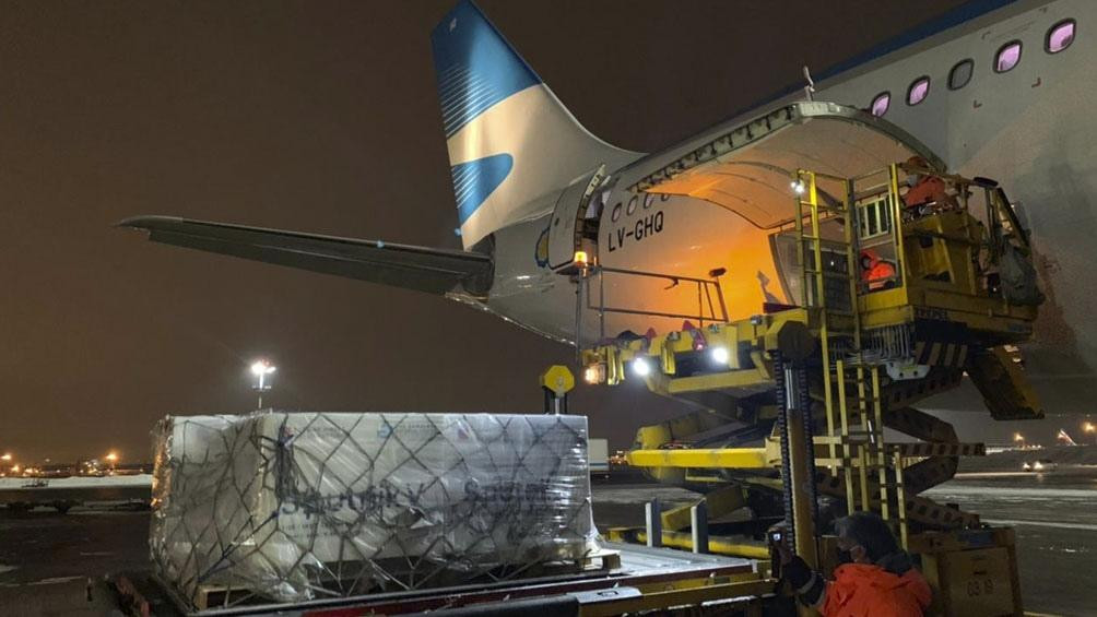 Avión de Aerolíneas Argentinas que trae de Rusia las vacunas Sputnik V