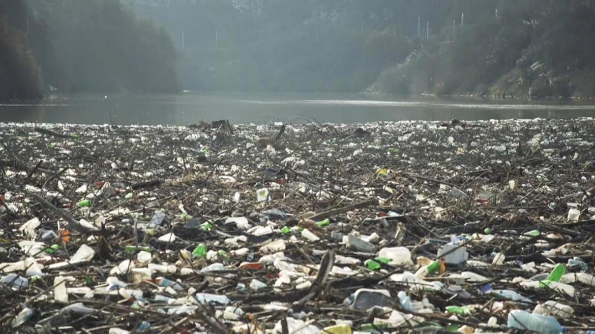 Video: Preocupante cantidad de basura plástica en el río Iskar en Bulgaria cerca de una represa hidroeléctrica