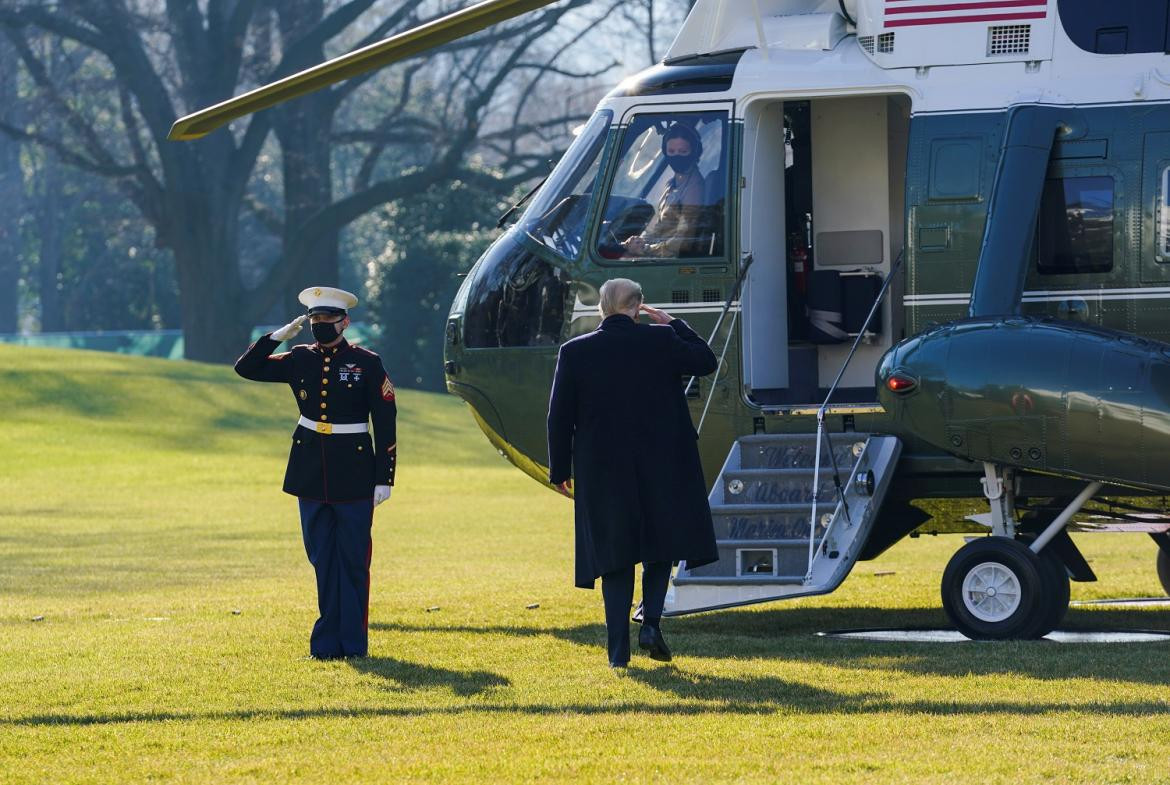 Donald Trump retirándose en su helicóptero, REUTERS