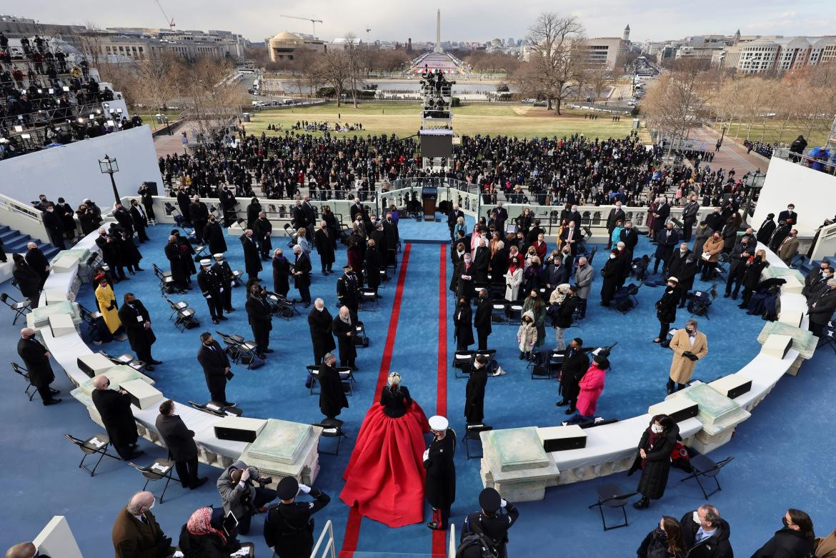 Lady Gaga cantando el himno en la asunción de Biden, REUTERS