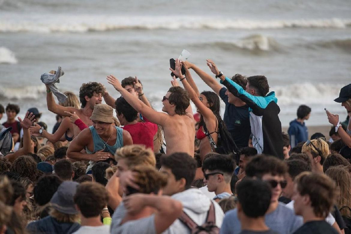 Pinamar, jovenes en la playa