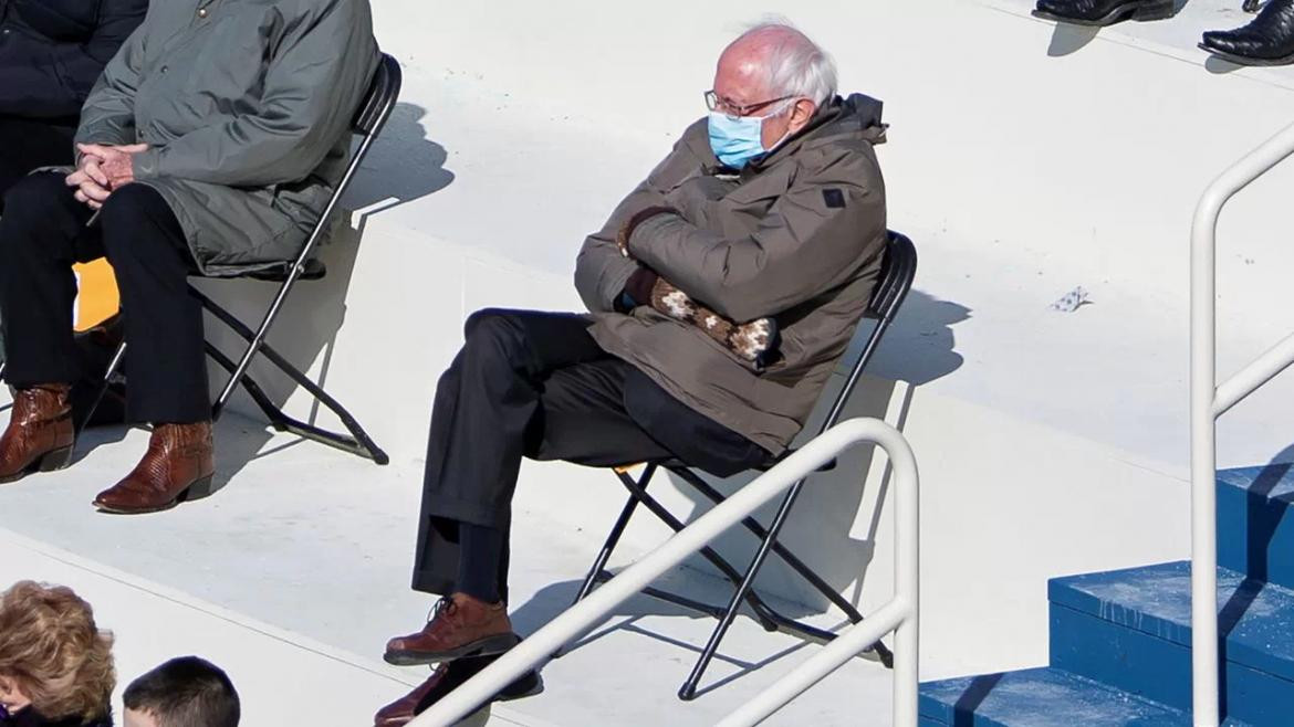 Bernie Sanders vistiendo una parka y un par de guantes en la toma de posesión del presidente estadounidense Joe Biden