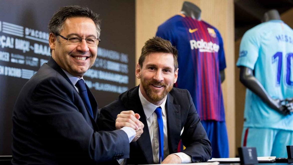 Lionel Messi y Bartomeu, ex presidente del Barcelona. Foto: Reuters.