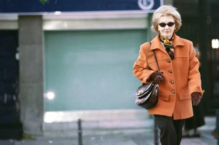 Isabel Perón, paseando por Madrid, a finales del año 2000, antes de entrar en la etapa de encierro casi total