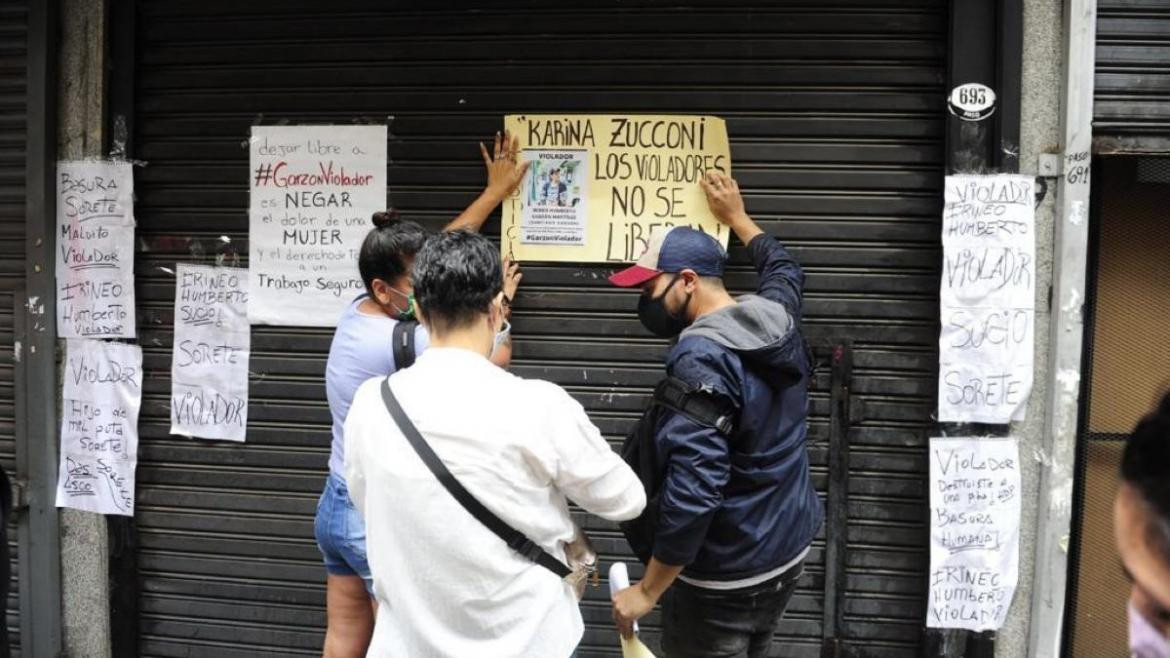 Puerta del local del acusado de violar a la joven Venezolana