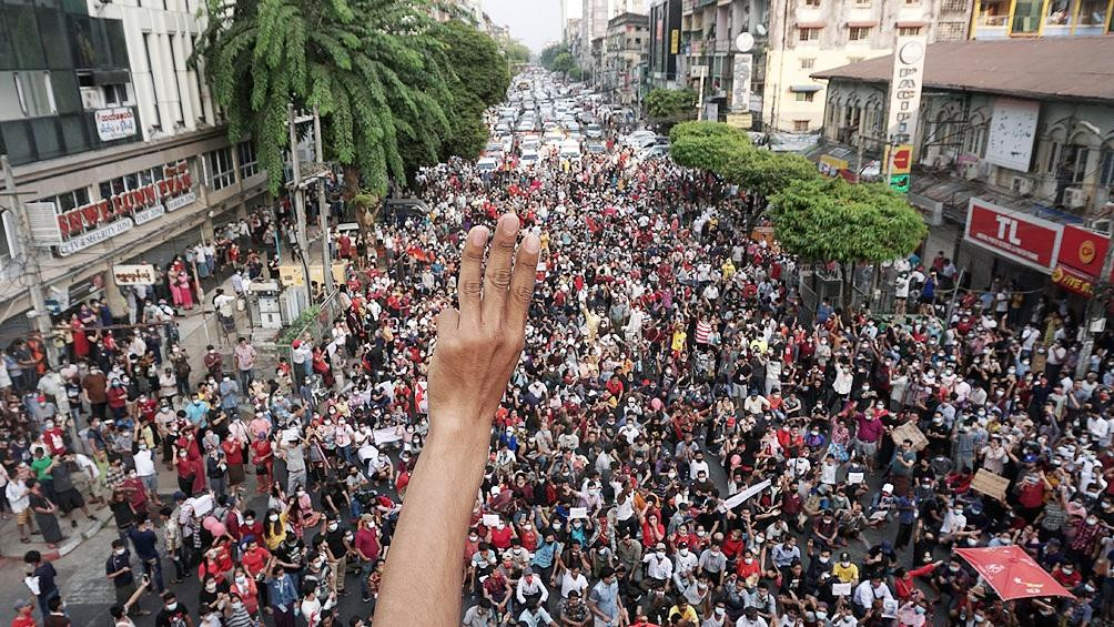 El Gobierno militar bloquea Internet ante la mayor protesta contra el golpe