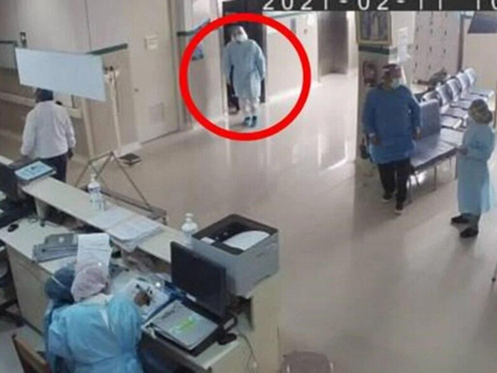 Policía disfrazado de médico para ver a su padre