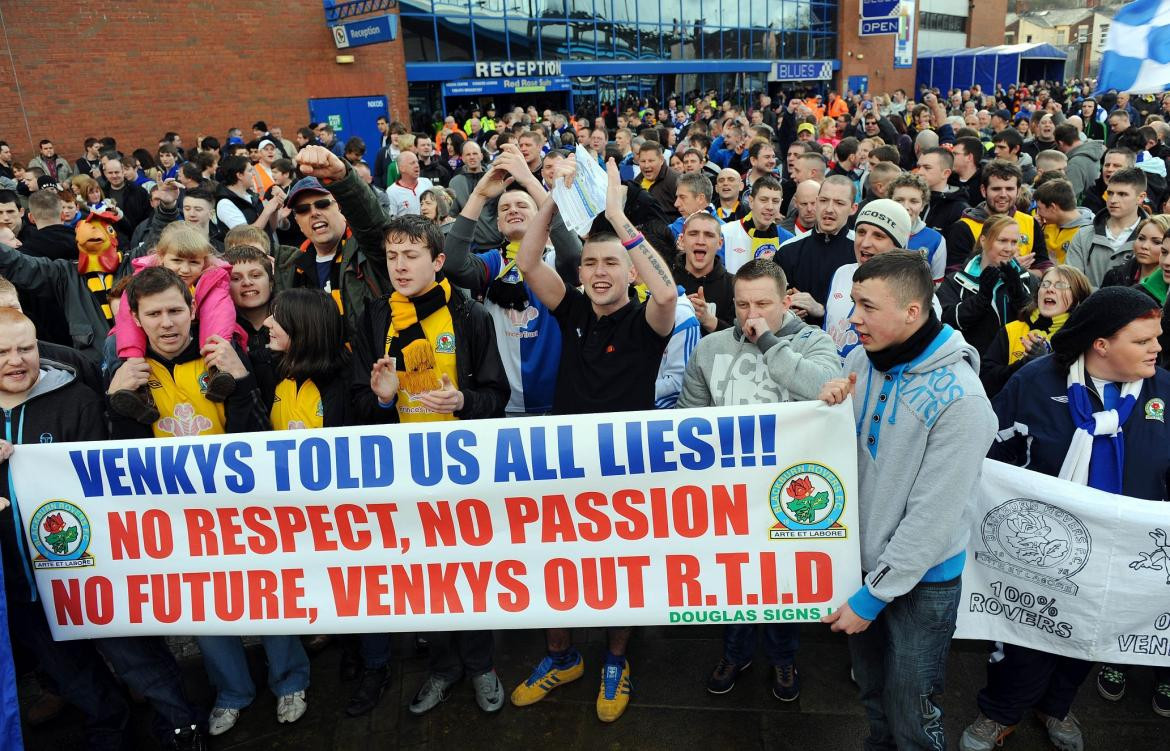 Hinchas de Blackburn protestando contra los actuales dueños