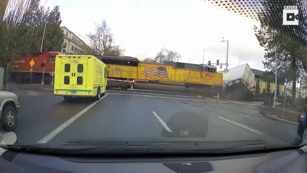 Un conductor captura en vídeo el choque de un tren con el remolque de un camión