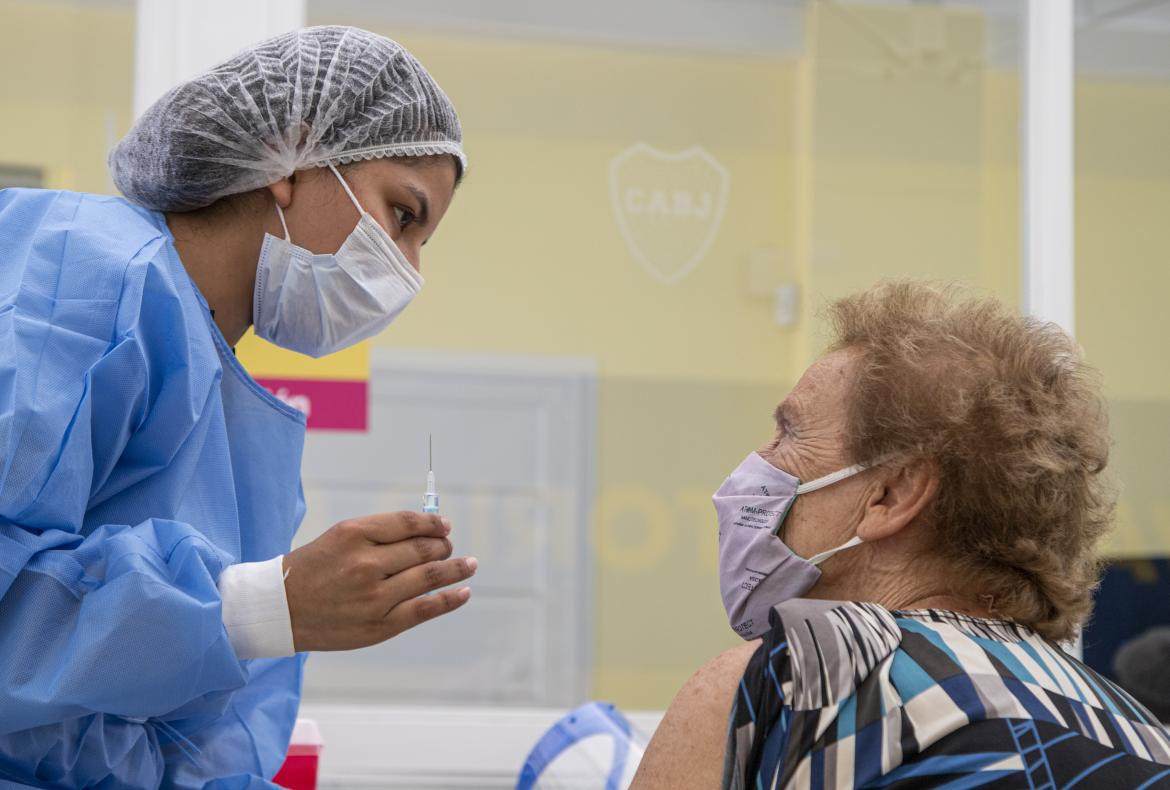 Vacunación de mayores de 80 años en la ciudad de Buenos Aires en la Fundacion Boca Social, NA