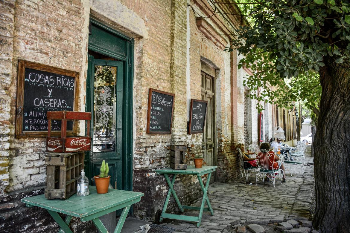 Uribelarrea, pueblo en la Provincia, facha de restaurante El Palenque, turismo