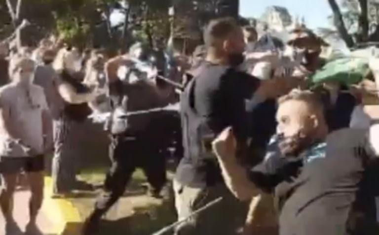 Incidentes frente a la quinta de olivos entre manifestantes opositores y sindicalistas