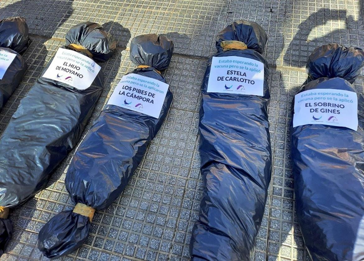 Bolsas mortuorias frente a la casa Rosada. Foto NA