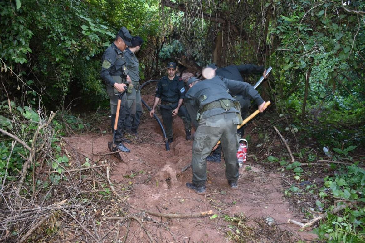 Traficaban aceite comestible a Bolivia a través de una manguera por la frontera, Fotos de Gendarmería Nacional