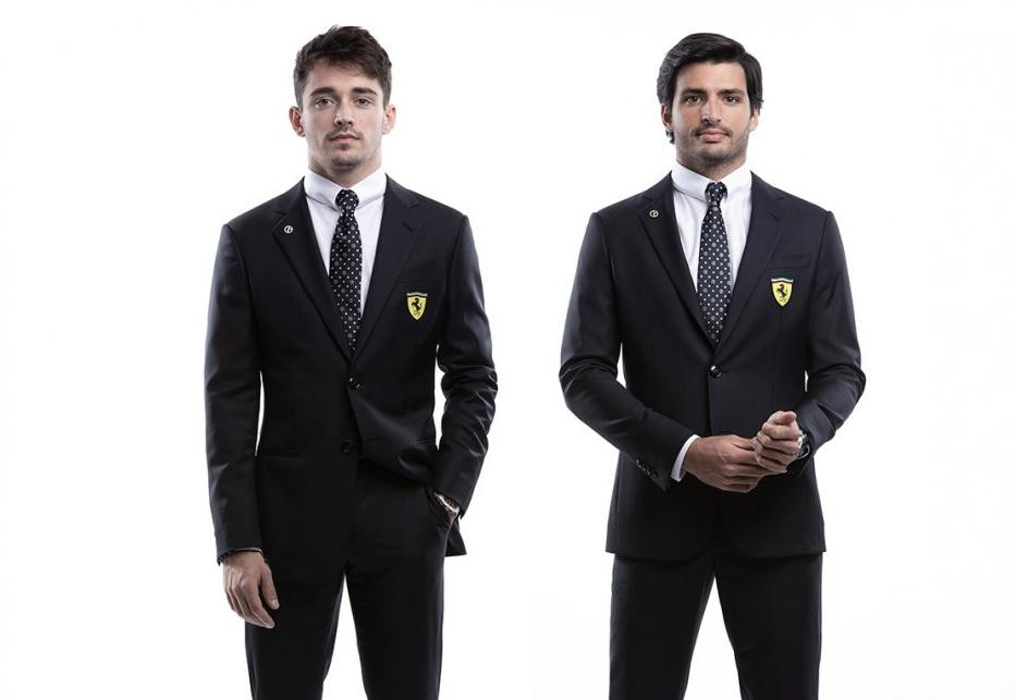 Carlos Sainz y Charles Leclerc, pilotos de Ferrari, Fórmula 1, Armani, Foto: Ferrari