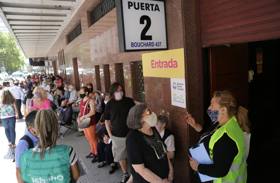 Vacunación de adultos mayores en el Luna Park, AGENCIA NA