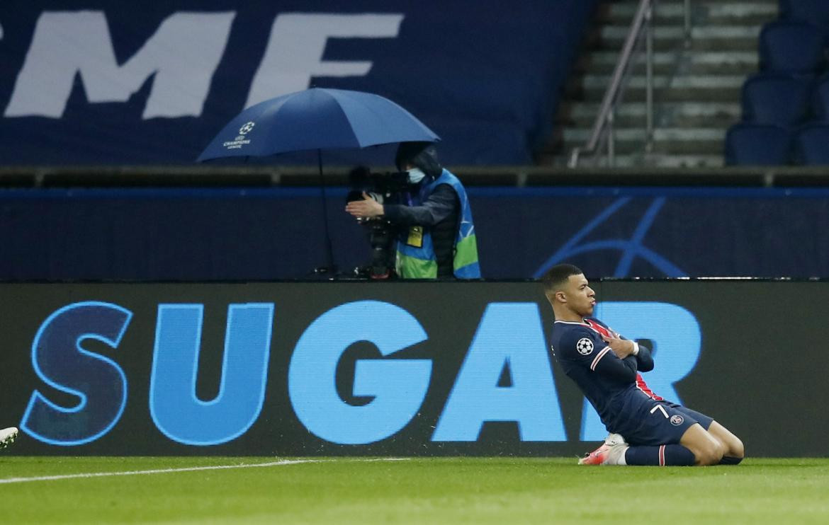 Festejo de Mbappé para el PSG ante el Barcelona, REUTERS