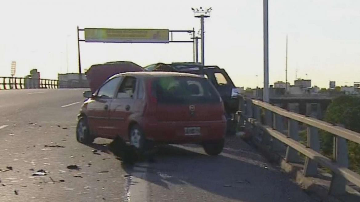 Persecución a contramano y brutal choque en la autopista Perito Moreno