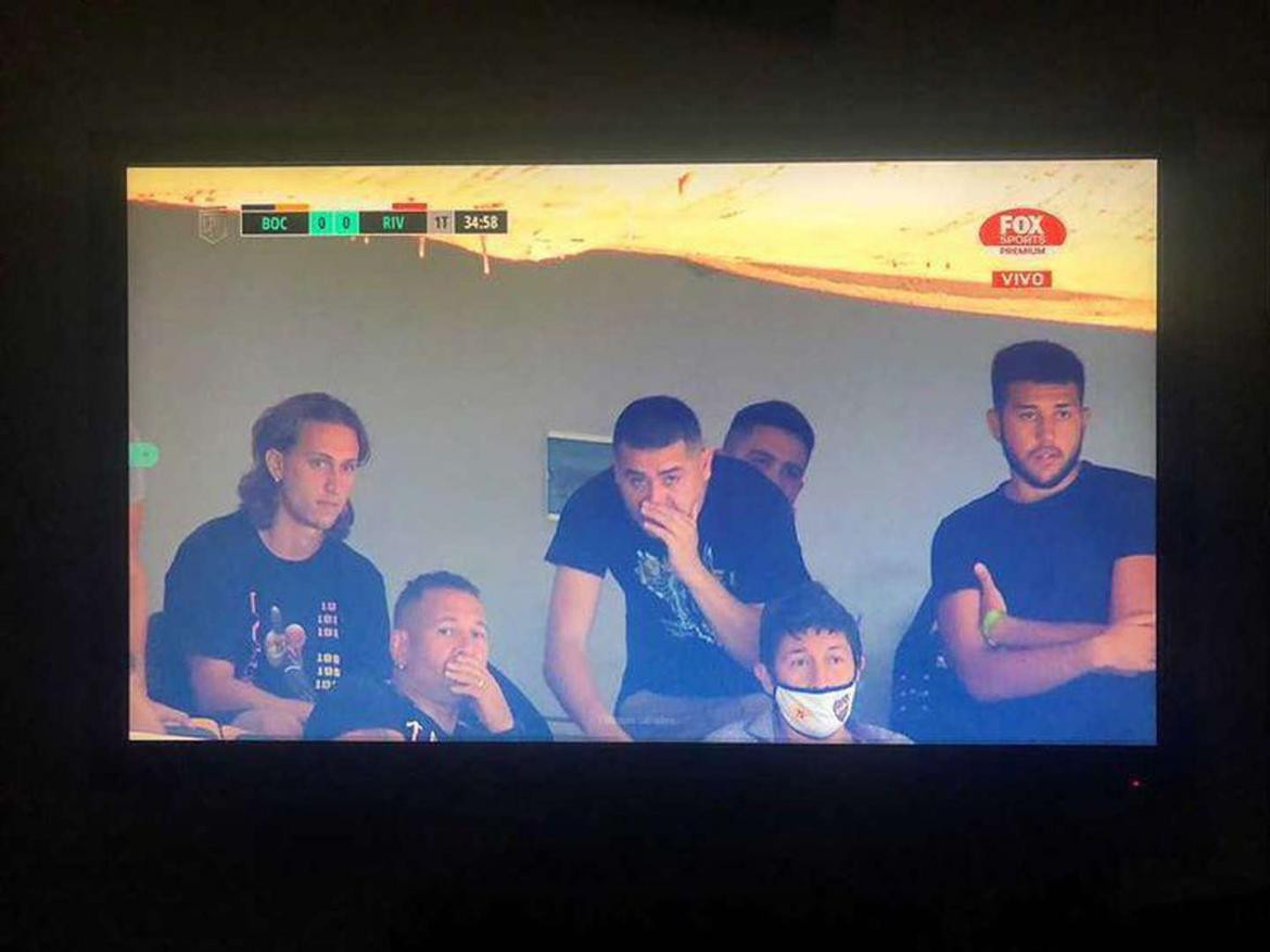 Agustín Riquelme sin barbijo en La Bombonera, junto a su padre Juan Román Riquelme, Boca